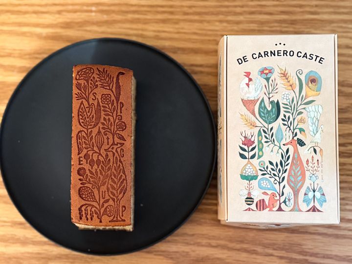 「スパイスカステラ」のボックスと中身