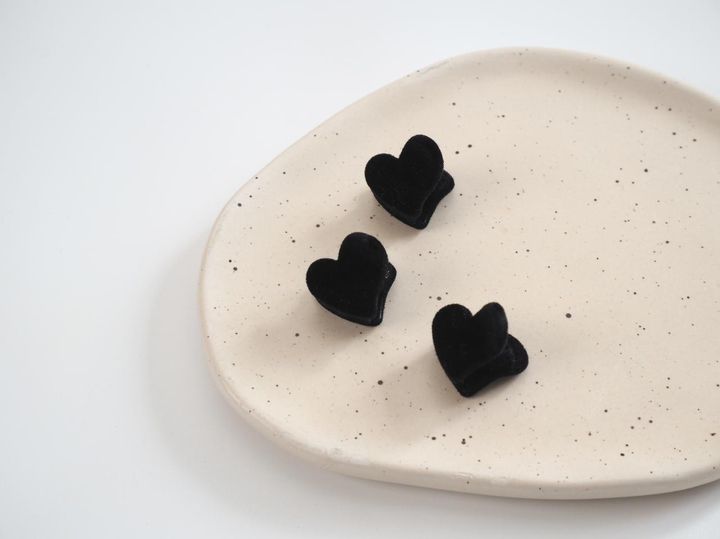 画像: 人気のハートモチーフ。一瞬で旬のスタイリングが完成