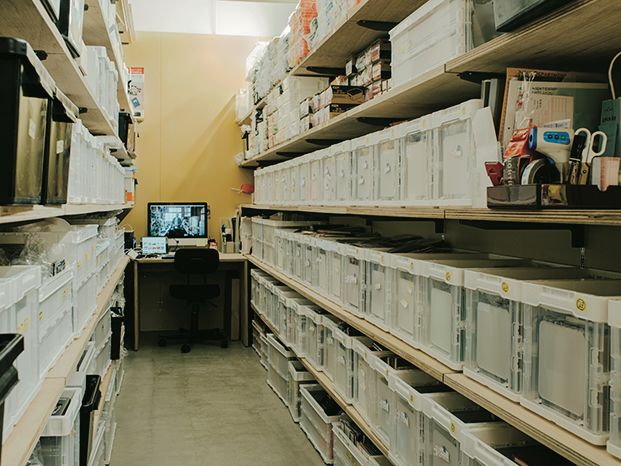 オフィスでも自宅でも大活躍！ かゆいところに手が届く収納アイテムが充実【“見せるプロ”たちの収納術】