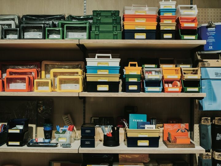 オフィスでも自宅でも大活躍！ かゆいところに手が届く収納アイテムが充実【“見せるプロ”たちの収納術】