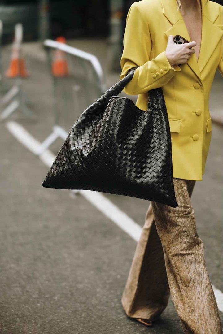 画像: 高級感を与えるビッグサイズのホーボー風バッグ