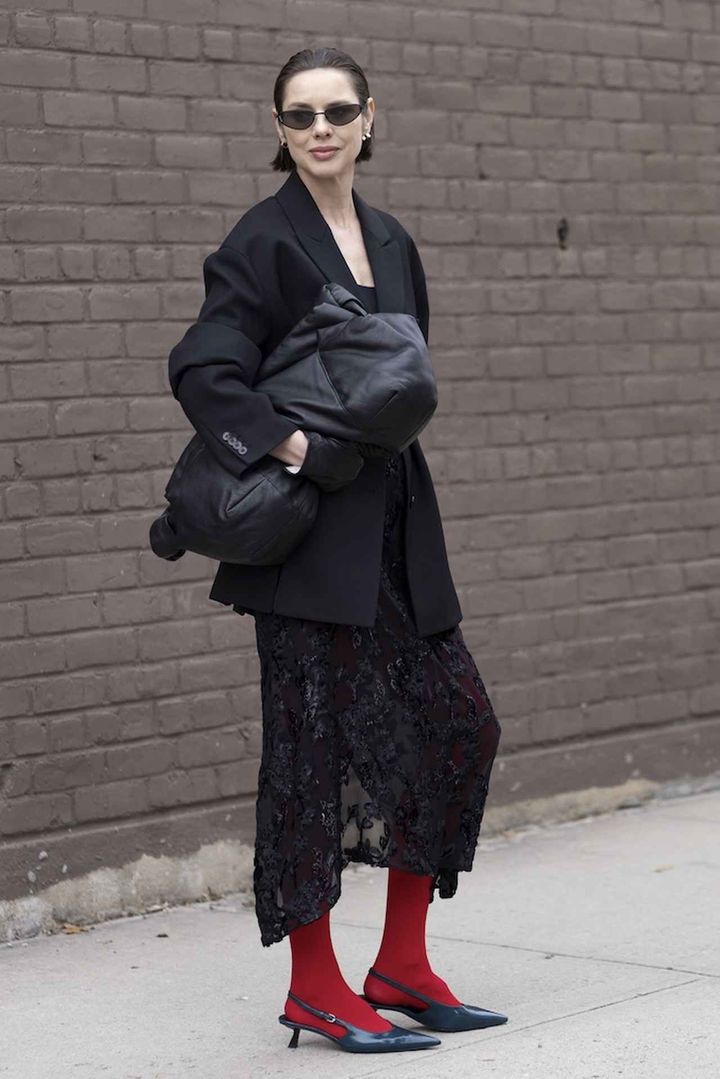 画像: 収納力抜群のモードなビッグクラッチは小脇に抱えるのが気分