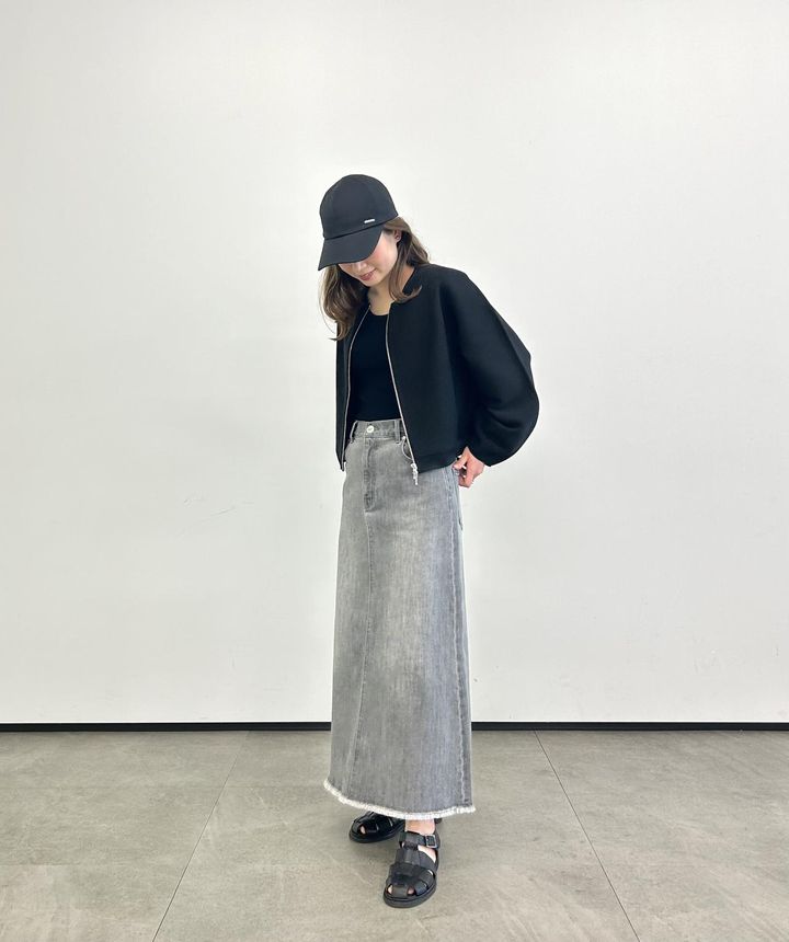 画像: 【プラステ】デニムナロースカート（Sサイズ着用）¥13,000、ホールガーメントジップアップブルゾン（Mサイズ着用）￥13,000、UVカットレーヨンブレンド2WAYタンクトップ（Ⅿサイズ着用・2月上旬発売予定）￥4,990、メタルパーツ付きキャップ￥5,990 ※太田さんの身長：159㎝ www.plst.com