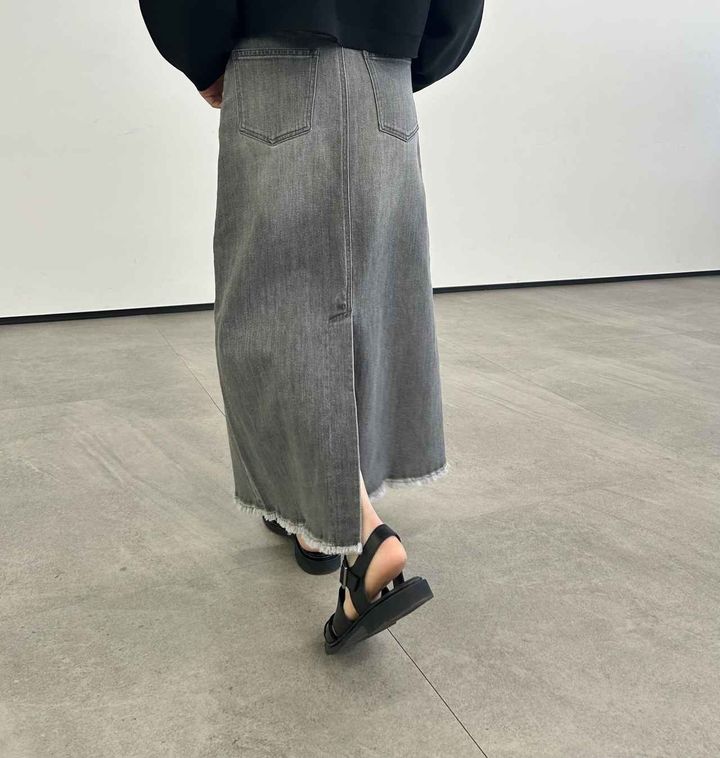 画像: 【プラステ】デニムナロースカート（Sサイズ着用）¥13,000、ホールガーメントジップアップブルゾン（Mサイズ着用）￥13,000 ※太田さんの身長：159㎝ www.plst.com