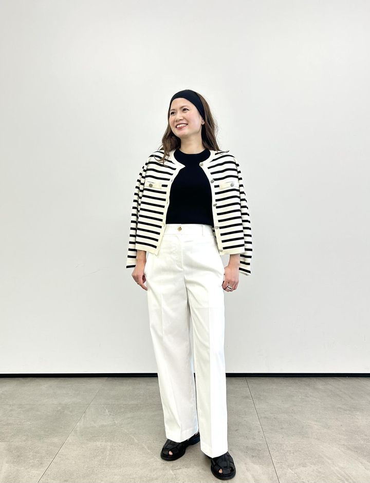 画像: 【プラステ】テックチノストレートパンツ（XSサイズ着用）￥13,000、コットンブレンドメタルボタンカーディガン（Ⅿサイズ着用）￥9,990、UVカットレーヨンブレンド2WAYセーター（Ｍサイズ着用）¥5,990 ※太田さんの身長：159㎝ www.plst.com