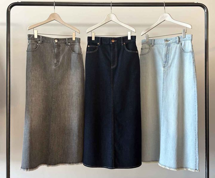 画像: 【プラステ】デニムナロースカート各¥13,000 www.plst.com