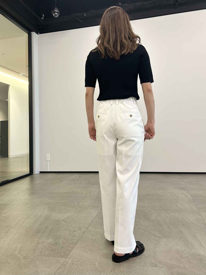 画像: 【プラステ】テックチノストレートパンツ（XSサイズ着用）￥13,000、UVカットレーヨンブレンド2WAYセーター（Ｍサイズ着用）¥5,990 ※太田さんの身長：159㎝ www.plst.com