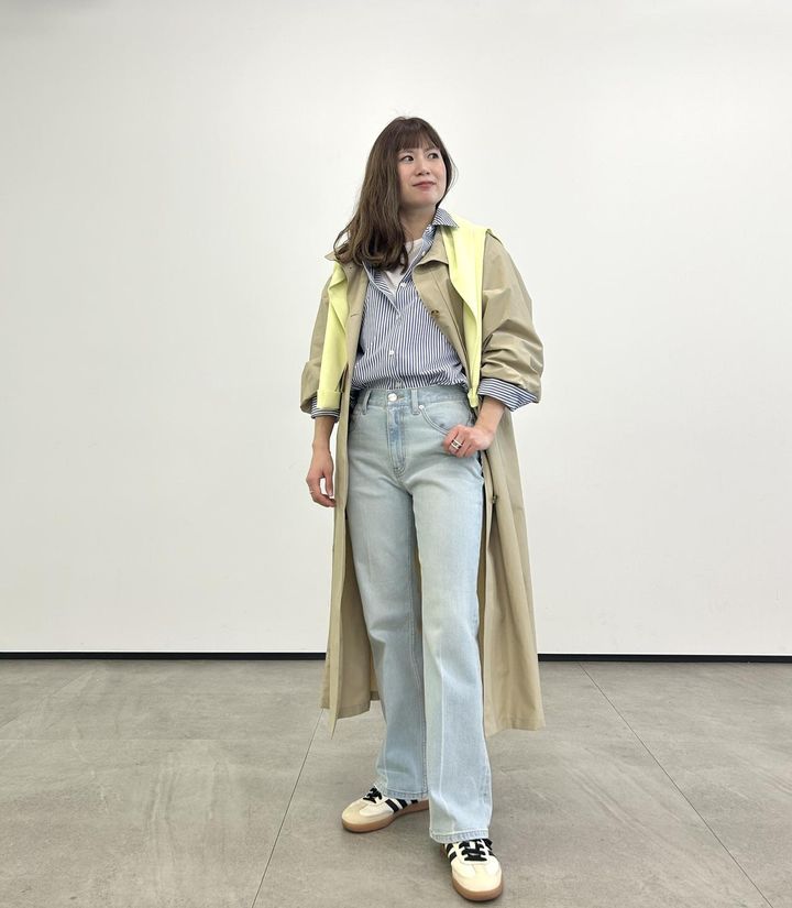 画像: 【プラステ】PSソフトフレアジーンズ（Sサイズ着用）¥13,000 、コットンブレンドスタンドカラーコート（Mサイズ着用）￥24,000、タイプライターリラクシーシャツ（Mサイズ着用）￥9,990、マルチファンクションクルーネックTシャツ（Mサイズ着用）￥5,990、UVカットレーヨンブレドメタルボタンカーディガン（Mサイズ）￥6,990. ※太田さんの身長：159㎝ www.plst.com