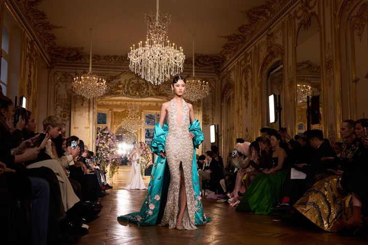 ミス・ソヒ 2025年春夏オートクチュールコレクションより。