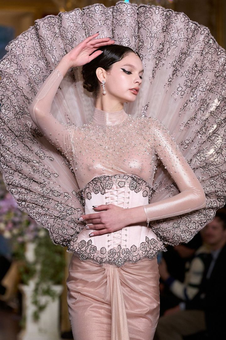 ミス・ソヒ 2025年春夏オートクチュールコレクションより。