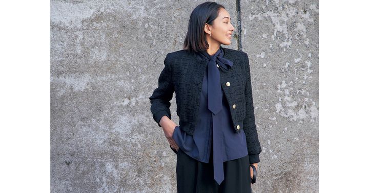 ZARAの黒アウターに紺色のネイビーブラウスを合わせたコーデ