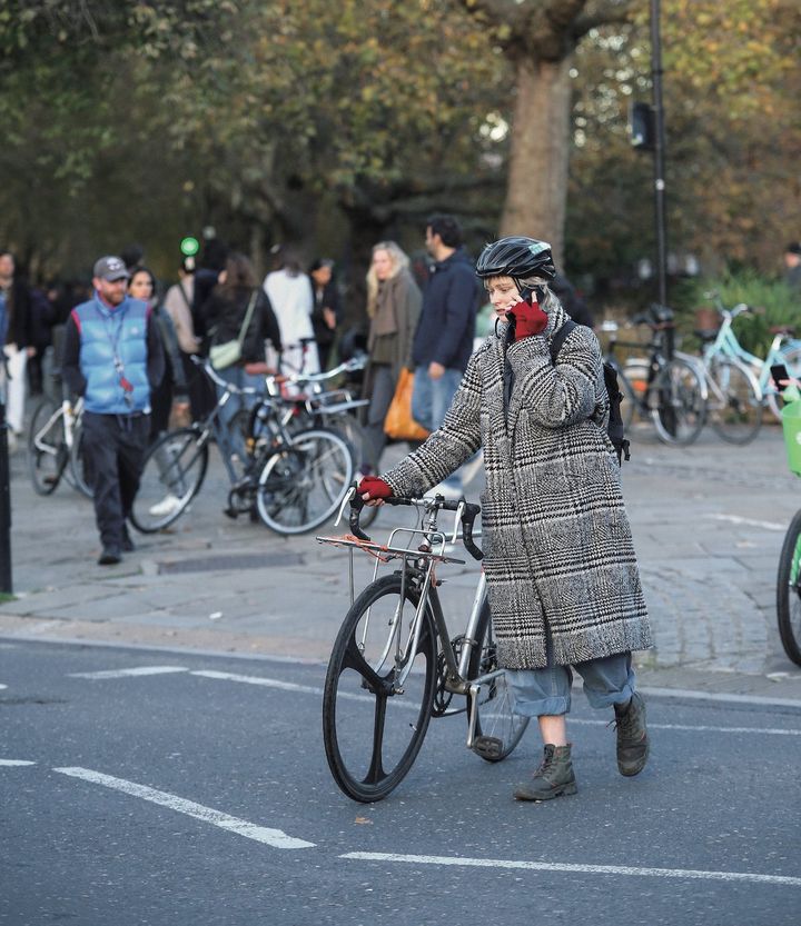 ニット、コーデュロイ、レザーなど素材使いがポイント！【ロンドンガールの一週間コーデ】