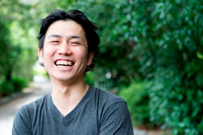 いつも笑顔で太陽みたいな人⁉ ポジティブな男性の特徴2選！