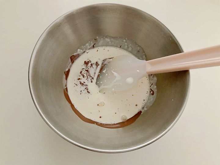 チョコと生クリームを合わせる