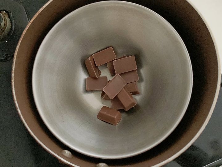 チョコレートを湯煎にかけて溶かす