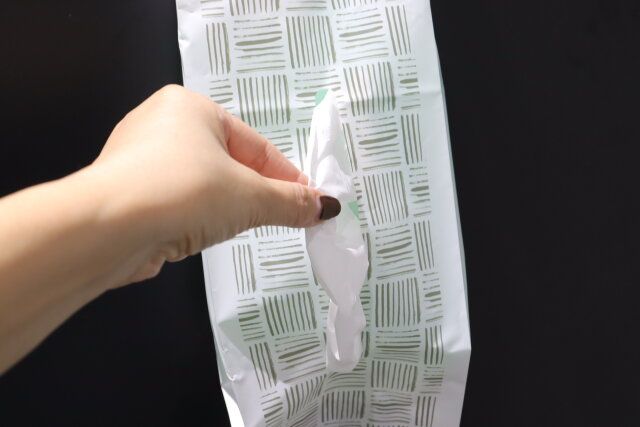 キッチンペーパーストッカー（3枚、バイオマス25％、格子柄） 取り出し