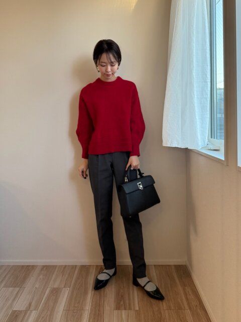 赤ニット 黒いパンツ