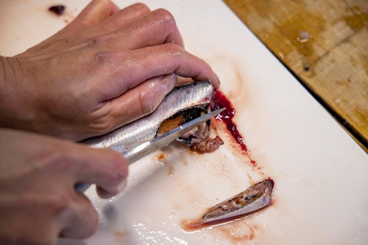 小骨の多い腹の肉を一部切り落とし、内臓をかき出す