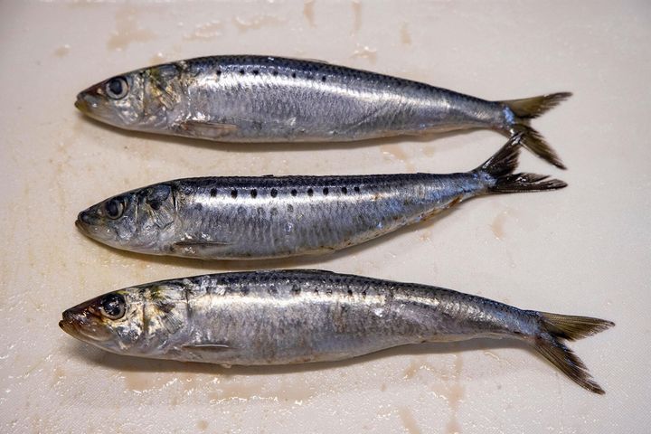 胸ビレの後ろから包丁を入れて頭を落とす