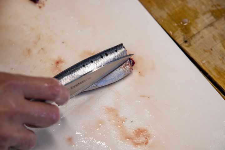 小骨の多い腹の肉を一部切り落とし、内臓をかき出す