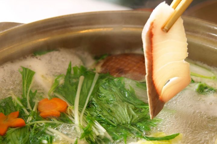 ▲脂がほどよく落ち、さっぱりいただける「ブリしゃぶ」。きのこ類や白菜などの野菜も食べられます。