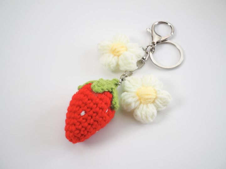 画像: お花付きで華やか！ボリューム満点のイチゴモチーフ