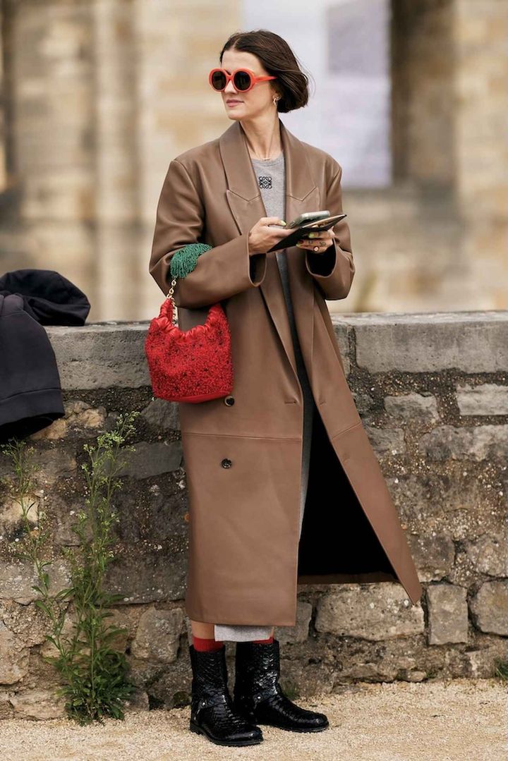 画像: 鮮烈な赤小物でモカ・ムースを格上げ