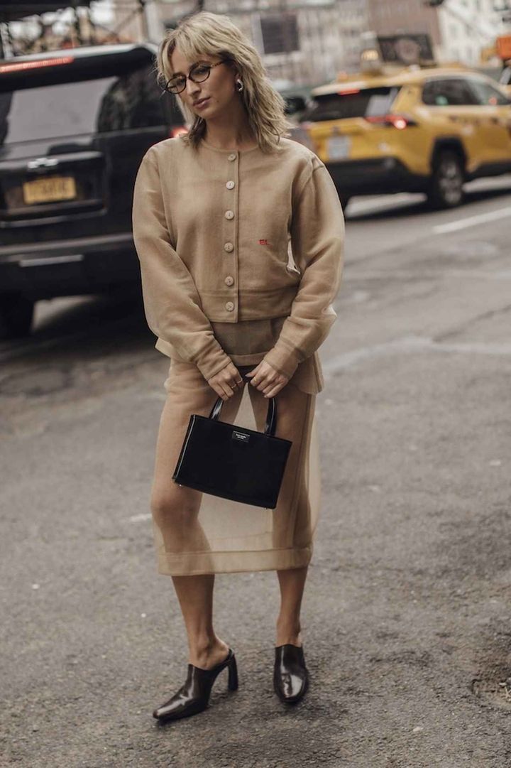 画像: シアーな素材が映えるフェミニンなモカ・ムース