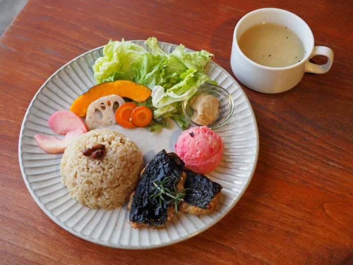 もちっとした玄米ごはんが絶品。野菜たっぷりの「ヴィーガン・プレート」が味わえる国分寺のオーガニックカフェ「カフェスロー」