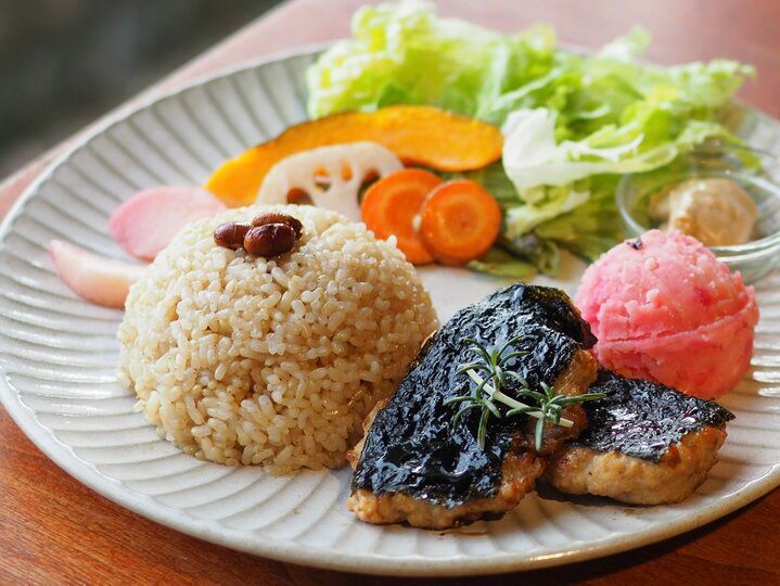 もちっとした玄米ごはんが絶品。野菜たっぷりの「ヴィーガン・プレート」が味わえる国分寺のオーガニックカフェ「カフェスロー」