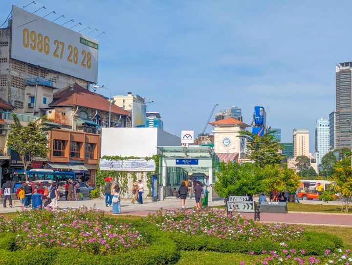 ベンタイン駅の入り口はベンタイン市場のすぐそば