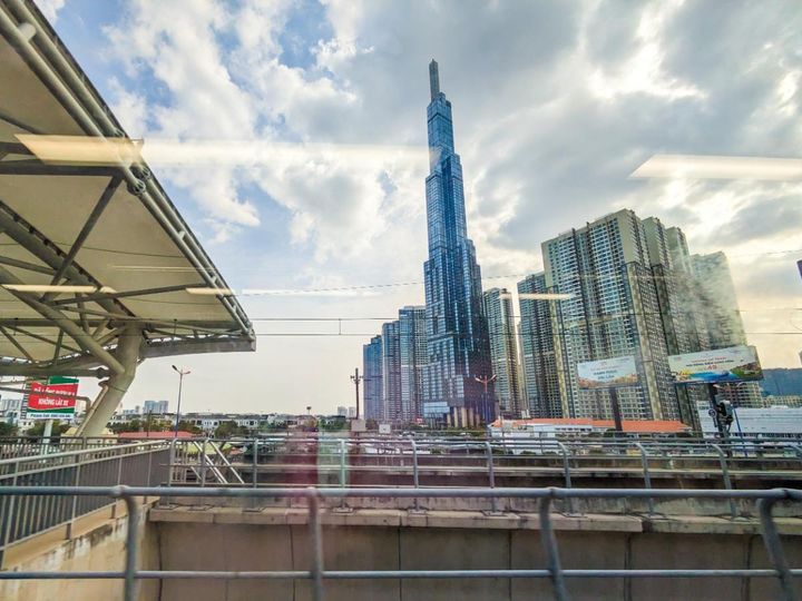 バソン駅以降の高架区間では街の景色を楽しめる