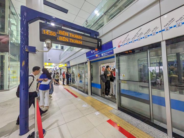 電光掲示板＆ホームドア、すべてができたてピカピカ