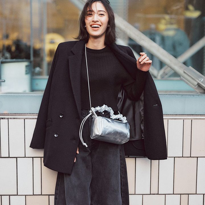 キレイめ服に似合うチェーン付きショルダーバッグ