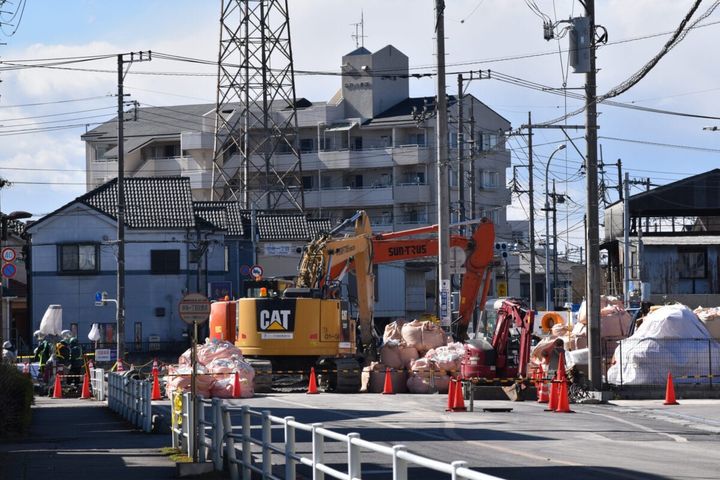 埼玉県八潮市の県道交差点で道路が陥没した現場付近（2月4日、時事通信フォト）