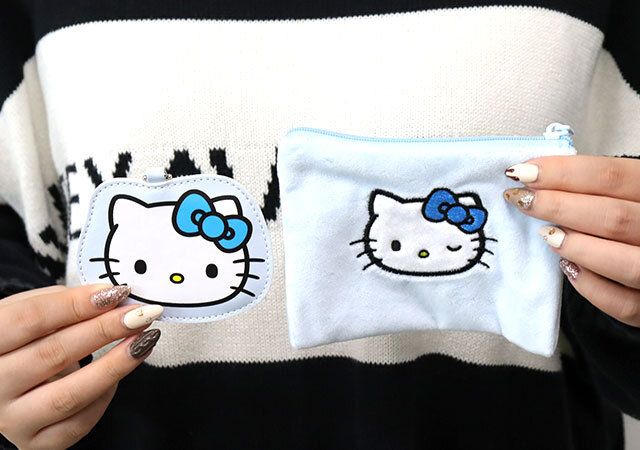 みずいろキティ ポーチとチャーム 持ったところ