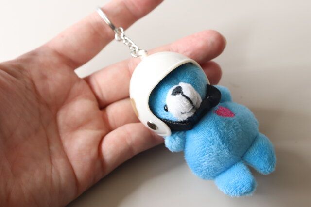 セリア 4465 キーホルダー ヘルメット カラフルハートベア WS-1913