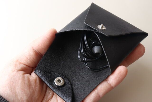 ダイソー コインケース（ベーシック） イヤホン 使用例