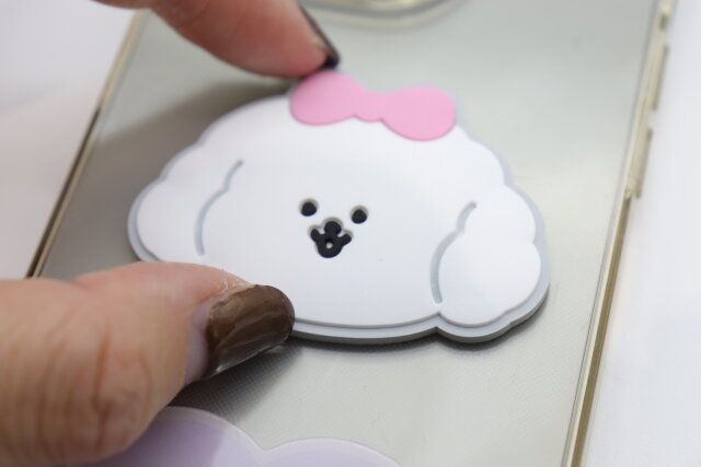 スマホ貼り付けパーツ（ワンちゃん、2P） 貼り付けパーツ装着