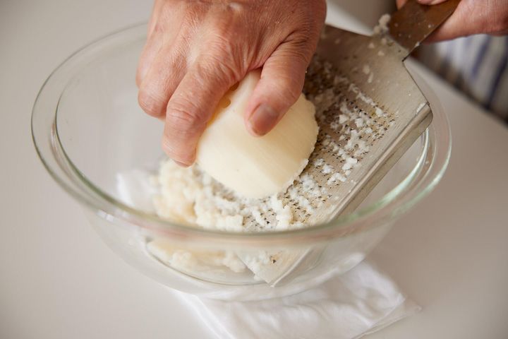 れんこんをすりおろす