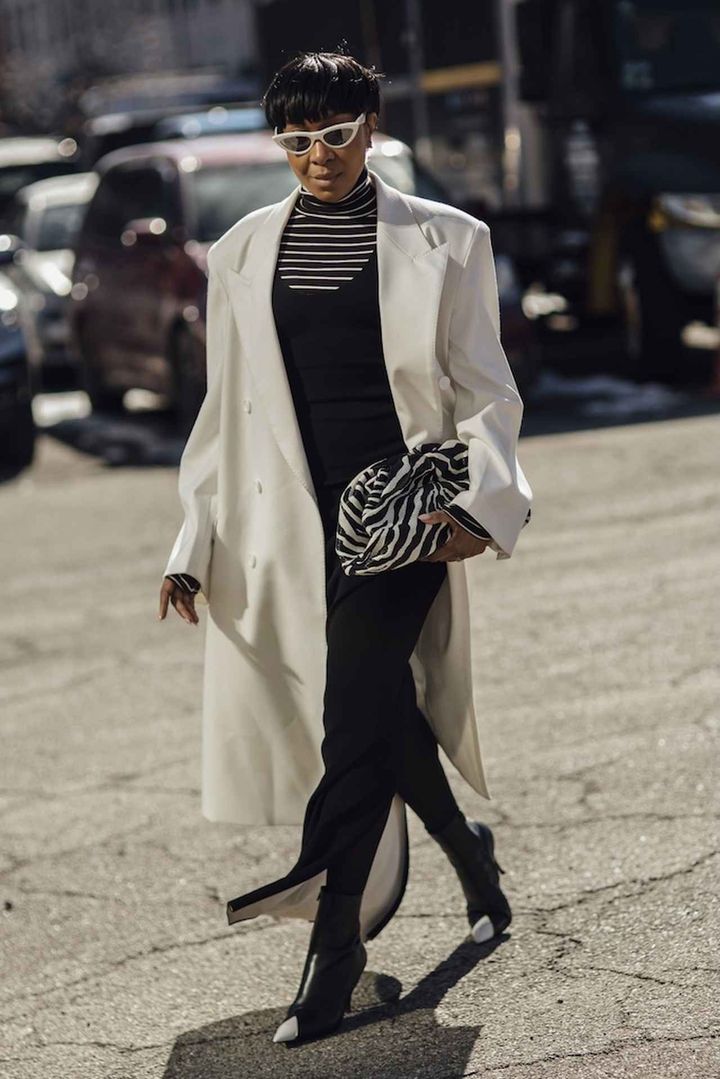 画像: ゼブラ柄&ストライプがモノクロコーデを格上げ