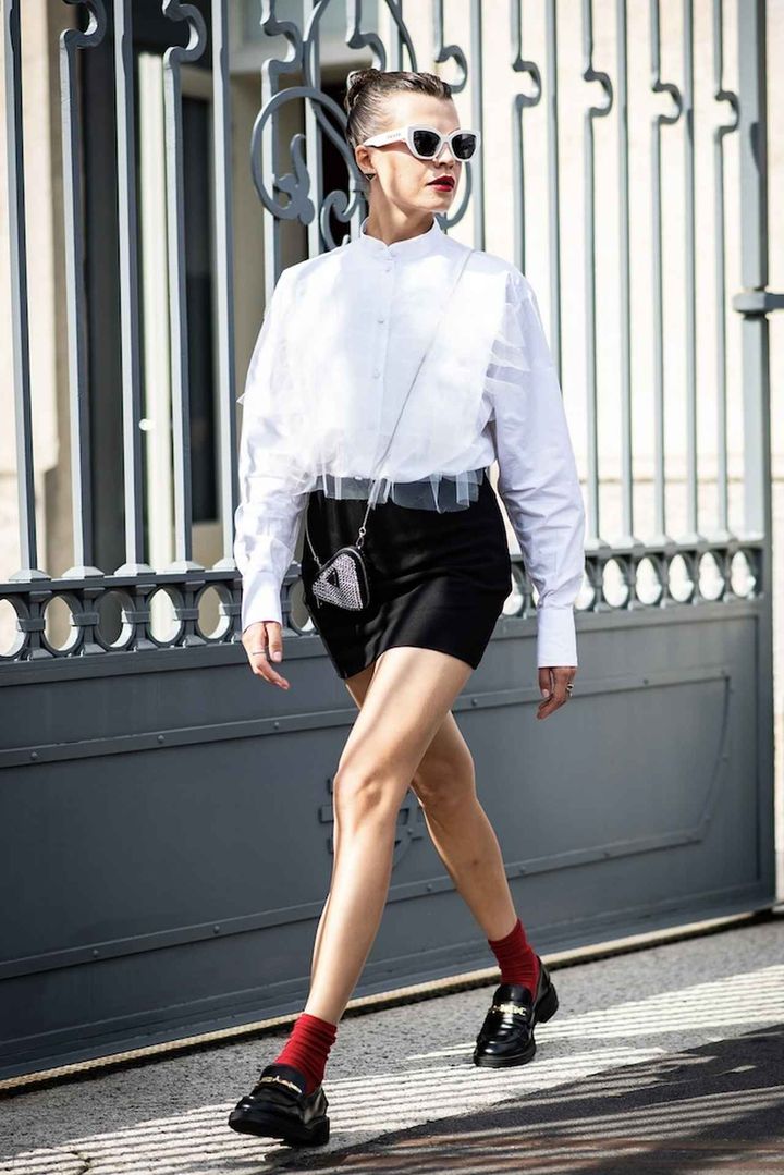 画像: 赤小物投入で洗練さと今っぽさを両立