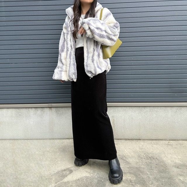 しまむらのグレーの「MIX柄ジャケット」×ベロアロングナロースカート