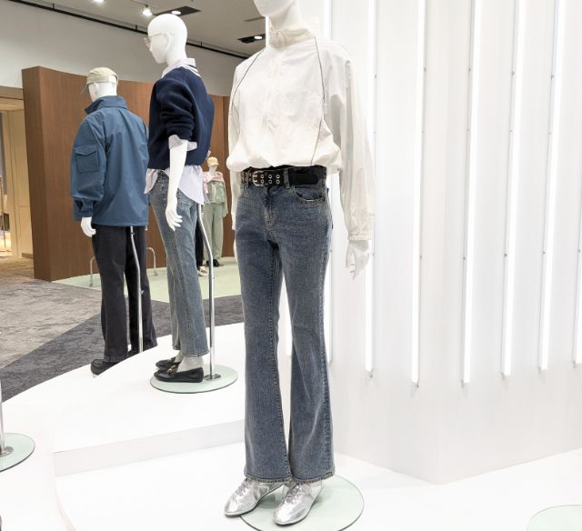 ブラウスとスリムフレアジーンズのコーデ