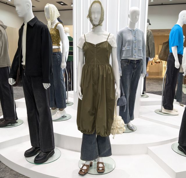 ワンピースとスリムフレアジーンズのコーデ