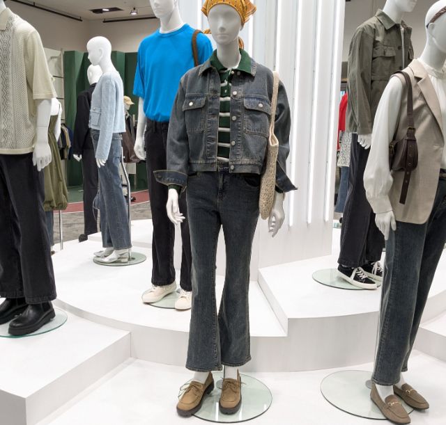 デニムGジャンとスリムフレアジーンズのコーデ