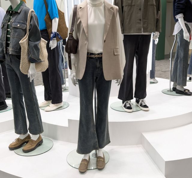 ジレとスリムフレアジーンズのコーデ