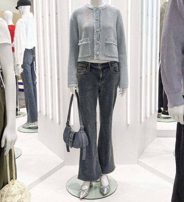 カーディガンとスリムフレアジーンズのコーデ