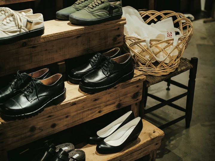 民芸、雑貨、書籍が調和する空間。骨董家具が生み出す美しいディスプレイ術【“見せるプロ”たちの収納術】