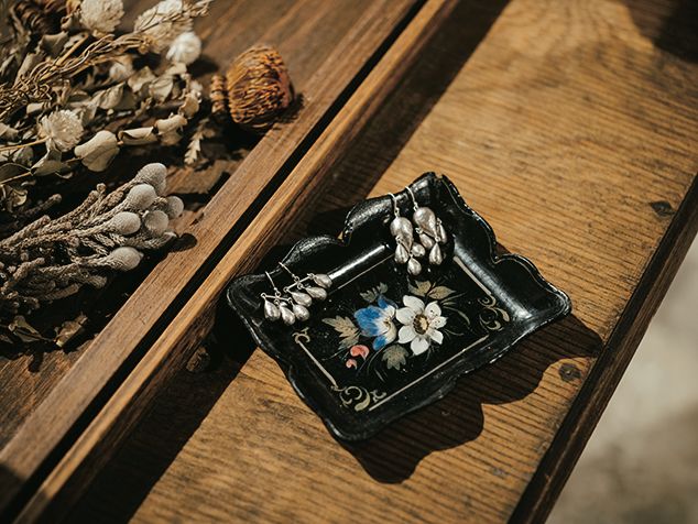 民芸、雑貨、書籍が調和する空間。骨董家具が生み出す美しいディスプレイ術【“見せるプロ”たちの収納術】